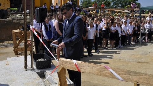 PORĘBA WIELKA. Kamień węgielny wmurowany. Budowa szkoły idzie pełną parą - ZDJĘCIA