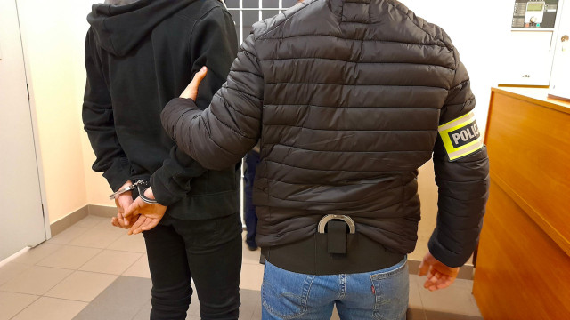 Pościg na Starym Mieście. Policjanci zatrzymali poszukiwanego