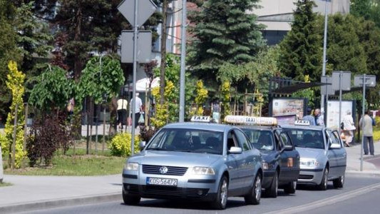 Postój taksówek wraca na „stare śmieci”
