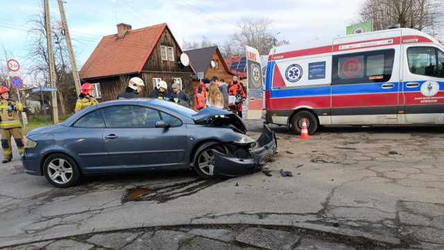 Potrącenie dziecka i zderzenie dwóch samochodów w Brzeszczach – FOTO