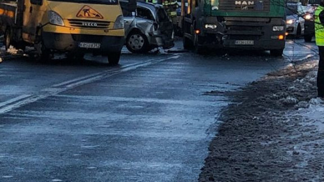 Poważny wypadek w Bobrku. Samochód wjechał w pracowników firmy drogowej – ZDJĘCIA!