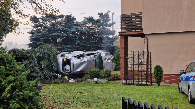 Poważny wypadek w gminie Chełmek. Samochód uderzył w dom – ZDJĘCIA!