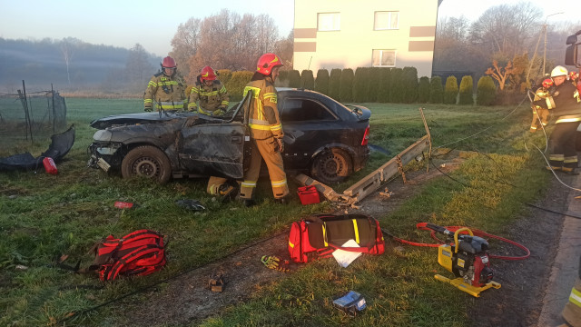 Poważny wypadek w Porębie Wielkiej. Kierowca zakleszczony w pojeździe – ZDJĘCIA!