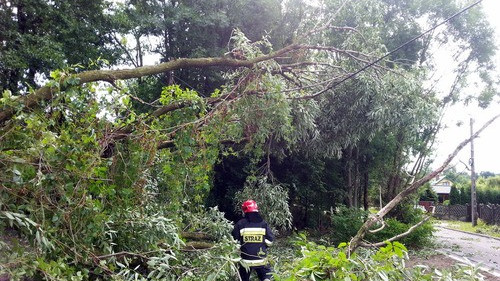 POWIAT. 20 tysięcy odbiorców bez prądu. 13 uszkodzonych domów. 250 strażaków w akcji