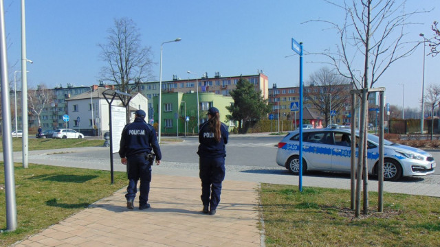 Powiat oświęcimski. Policjanci czuwają nad bezpieczeństwem i apelują o stosowanie się do obostrzeń związanych z przeciwdziałaniem epidemii COVID – 19