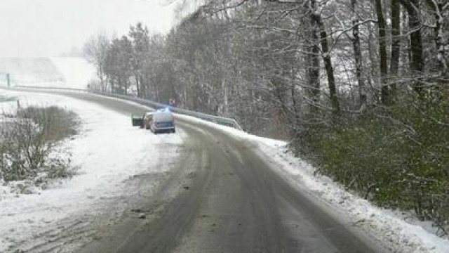 Powiat oświęcimski. Trudne zimowe warunki na drogach i seria kolizji. Policjanci apelują - zmniejsz prędkość i jedź ostrożnie