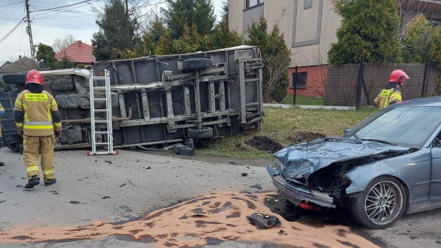 POWIAT. Zderzenie samochodu osobowego z ciężarowym