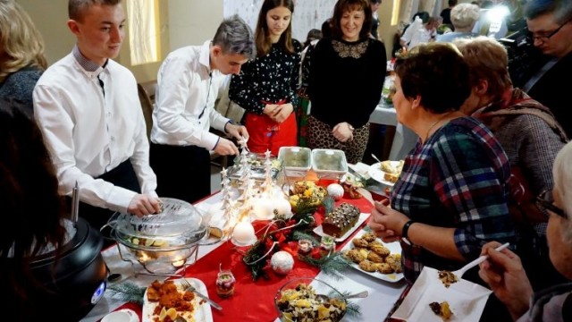 Powiatowe stoły uginały się od świątecznych pyszności