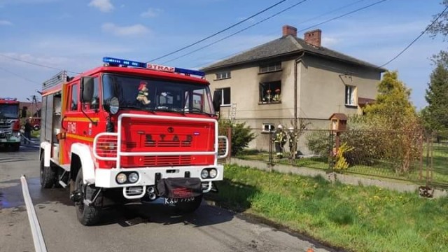 Pożar budynku mieszkalnego. Cztery osoby poszkodowane – ZDJĘCIA!