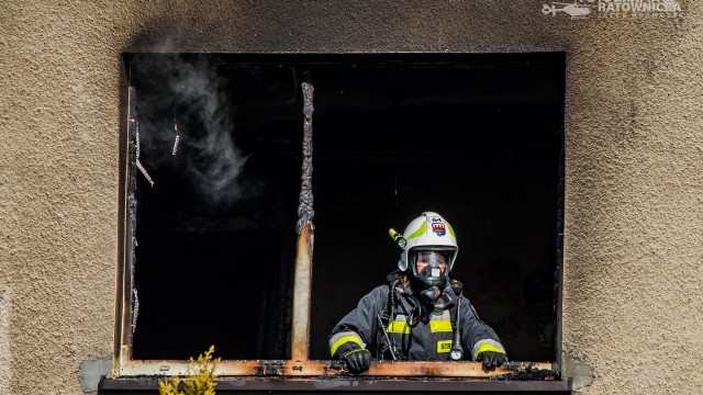 Pożar budynku mieszkalnego w Brzeszczach. Strażacy z OSP Bór, prowadzą zbiórkę dla pogorzelców – ZDJĘCIA