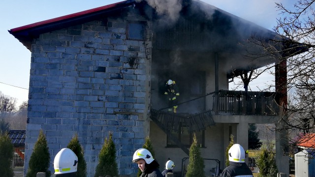 Pożar budynku mieszkalnego w Piotrowicach – FILM, ZDJĘCIA!