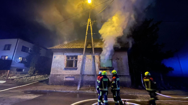 Pożar budynku w Kętach. Trwa akcja gaśnicza – ZDJĘCIA!