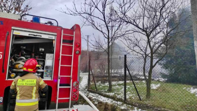 Pożar domu w Kętach. Poszkodowane są dwie osoby – FOTO