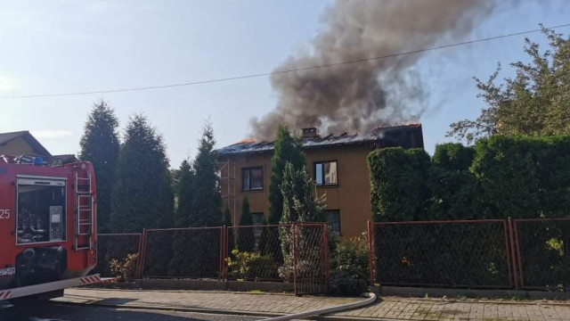 Pożar domu w Oświęcimiu. Kłęby dymu widoczne z kilkunastu kilometrów – ZDJĘCIA!