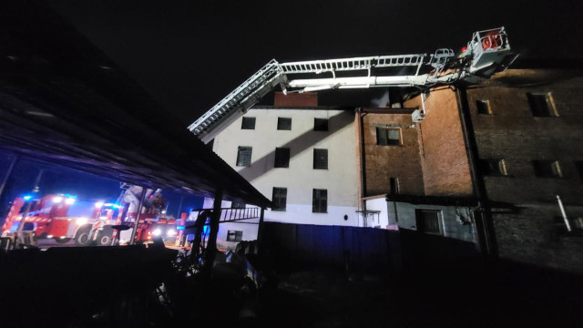 Pożar domu w Rudzach. 60 strażaków w akcji – FOTO