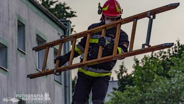 Pożar mieszkania w bloku. Sąsiedzi uratowali seniorkę – FOTO
