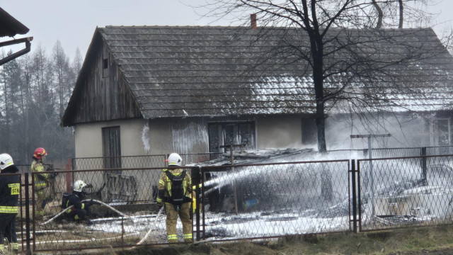 Pożar opon przy budynku gospodarczym w Brzeszczach – szybka interwencja służb ratunkowych