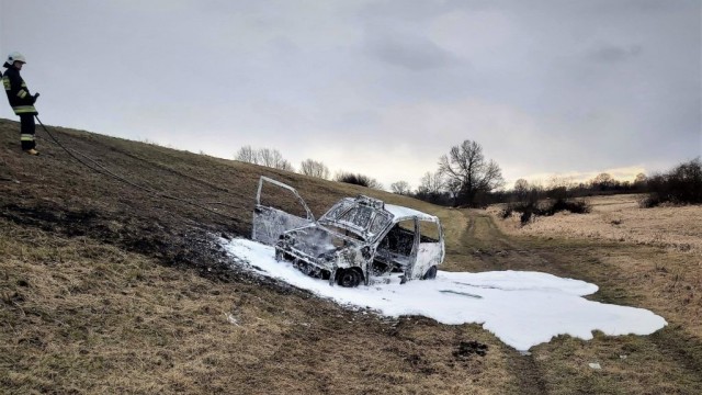 Pożar samochodu na wale wiślanym w Brzeszczach - InfoBrzeszcze.pl