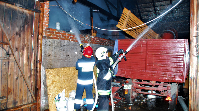 Pożar stodoły w Zasolu. Z ogniem walczyło 20 zastępów straży pożarnej. ZDJĘCIA !