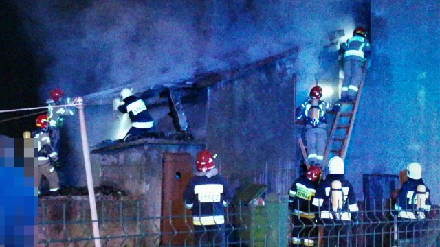 Pożar w Bobrku. Strażacy gaszą budynek – ZDJĘCIA!