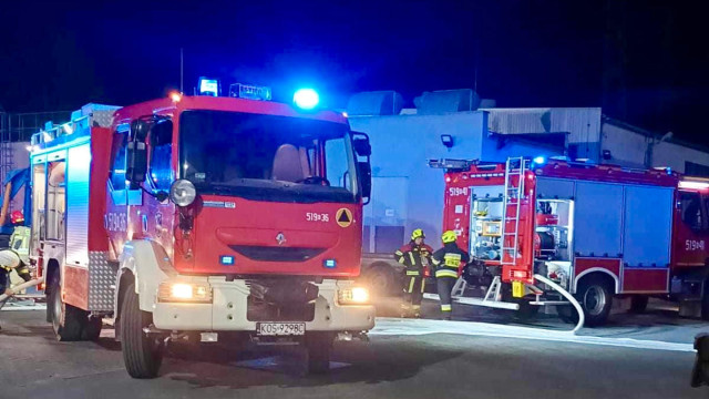 Pożar w Kętach: strażacy opanowali sytuację w hali produkcyjnej – FOTO