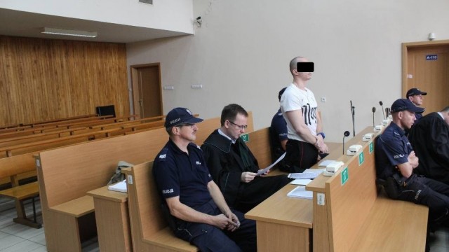 Prokuratura w Chrzanowie oskarża za  rozbój i wymuszenie.  Trzech sprawców już z wyrokami