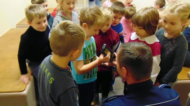 Przedszkolaki z Głębowic wizytowały komendę policji – FOTO