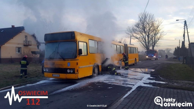 Przegubowy autobus miejski stanął w ogniu – FOTO