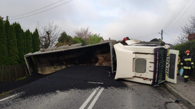 Przewrócona ciężarówka blokuje drogę – FOTO