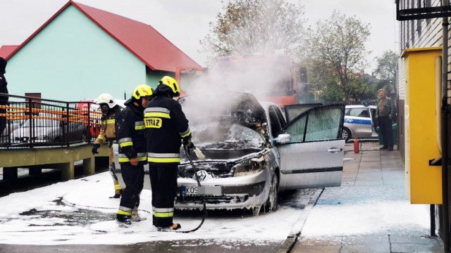 Przy ośrodku zdrowia zapalił się samochód