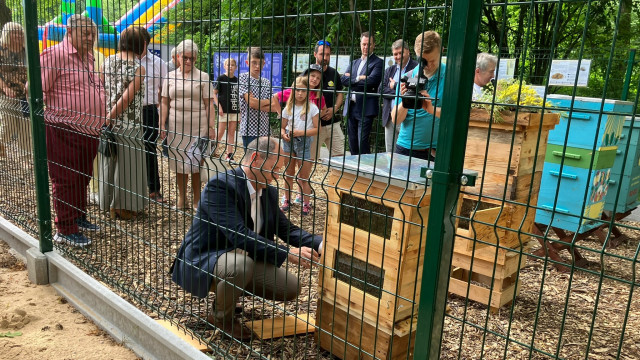 Pszczoły byłego starosty zadomowiły się w pasiece edukacyjnej w Harmężach