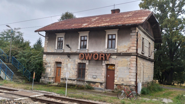 PUBLICYSTYKA. Czy warto płakać za stacją „Dwory” (ciągle nie „Oświęcim-Dwory”)?