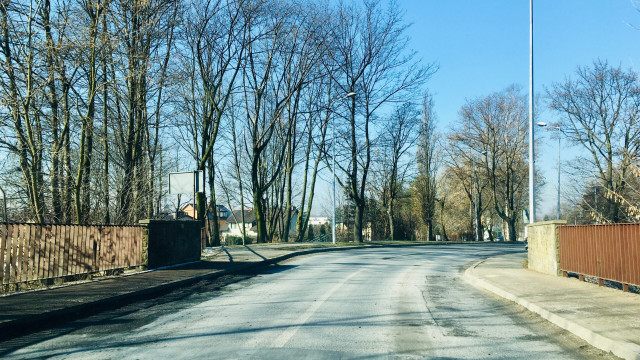 PUBLICYSTYKA. Zaledwie miesiąc zimy, a drogi w Oświęcimiu jak ser szwajcarski