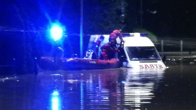 Ratownicy z powiatu oświecimskiego ewakuowali osoby z wozu strażackiego, którego porwał nurt rzeki