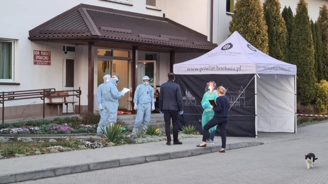 Ratownicy Zintegrowanej Służby Ratowniczej pomagają w walce z epiedemią na terenie powiatu bocheńskiego