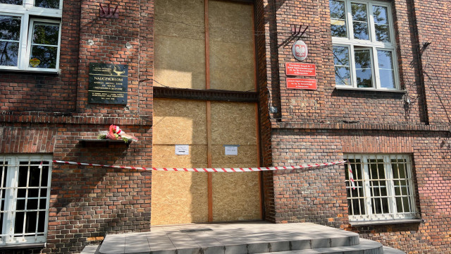 Renowacja drzwi liceum im. Konarskiego ruszyła pełną parą – FOTO