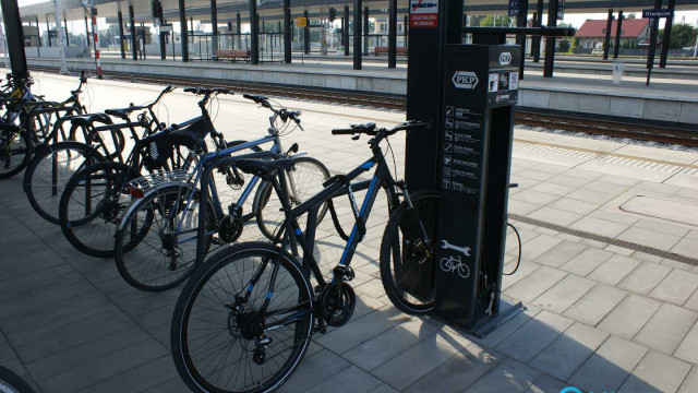 Rośnie liczba rowerowych parkingów na stacjach i przystankach kolejowych