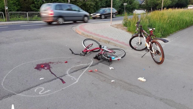 Rowerzyści wpadli na siebie. Motocyklista zjechał z drogi – FOTO