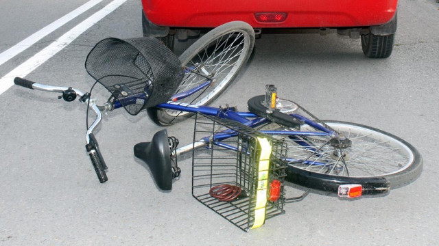 Rowerzysta wjechał mu na jezdnię więc go pobił
