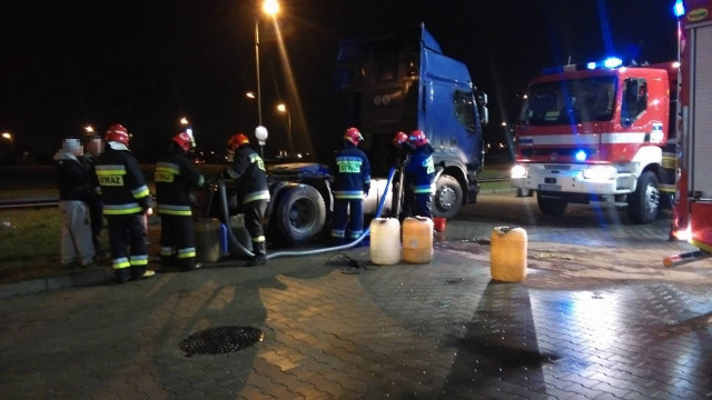 Samochód ciężarowy wypadł z drogi, doszło do rozszczelnienia zbiornika z paliwem ! ZDJĘCIA !