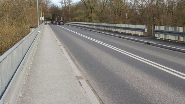 Samochód osobowy potrącił rowerzystę na moście w Kętach