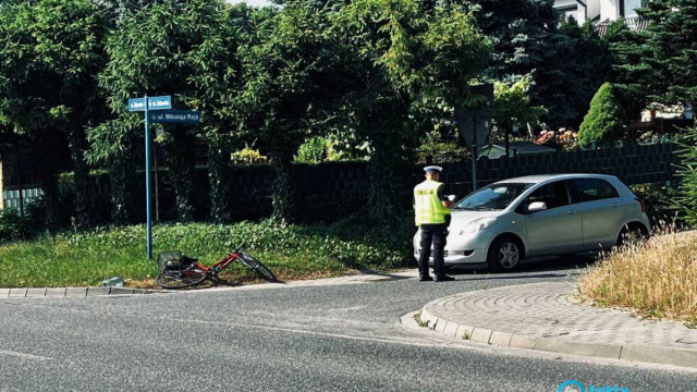 Samochód potrącił seniora na rowerze – FOTO