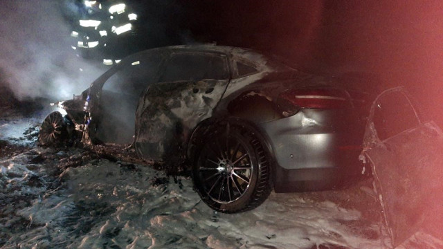 Samochód uderzył w betonowy mostek i spłonął – FOTO
