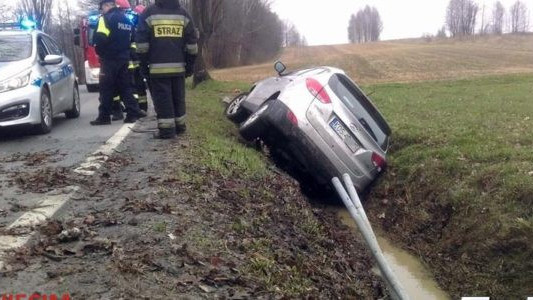 Samochód w rowie. Utrudnienia na drodze z Oświęcimia do Kęt – FOTO