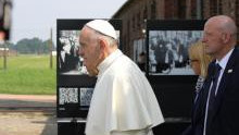 ŚDM. Papież Franciszek z wizytą w byłym niemieckim obozie koncentracyjnym Auschwitz – Birkenau