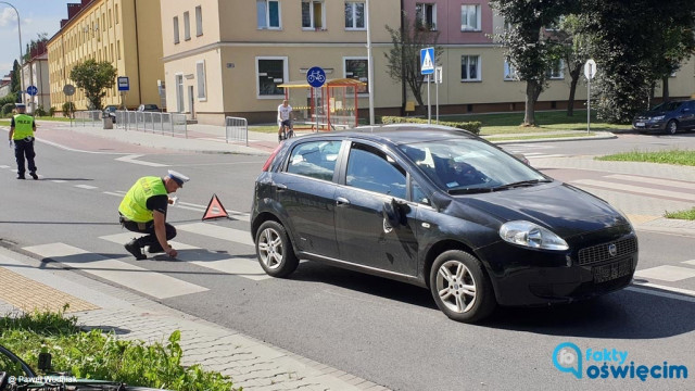 Senior wjechał rowerem w przejeżdżający samochód – FOTO