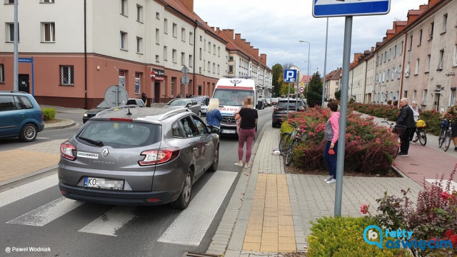 Senior wjechał rowerem wprost przed samochód – FOTO