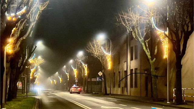 Setki ozdób zaczynają świątecznie rozświetlać Oświęcim – FILM, FOTO