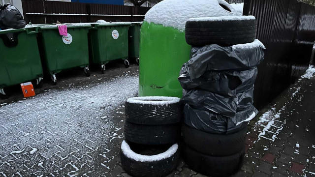 Śmietnikowe składy zużytych opon i choinek – FOTO