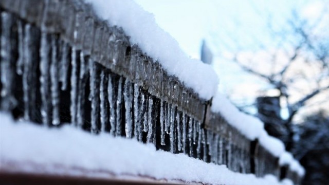 Sople i śnieg należy usuwać z dachu. To obowiązek właściciela budynku